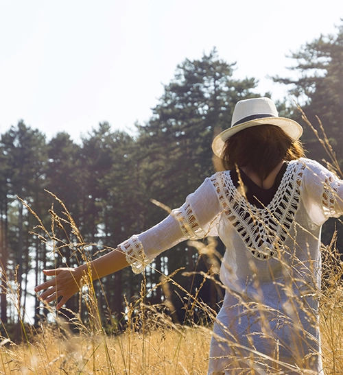 Santa Rosa Weight Loss Program Woman in field to represent the freedom and happiness weight loss can bring